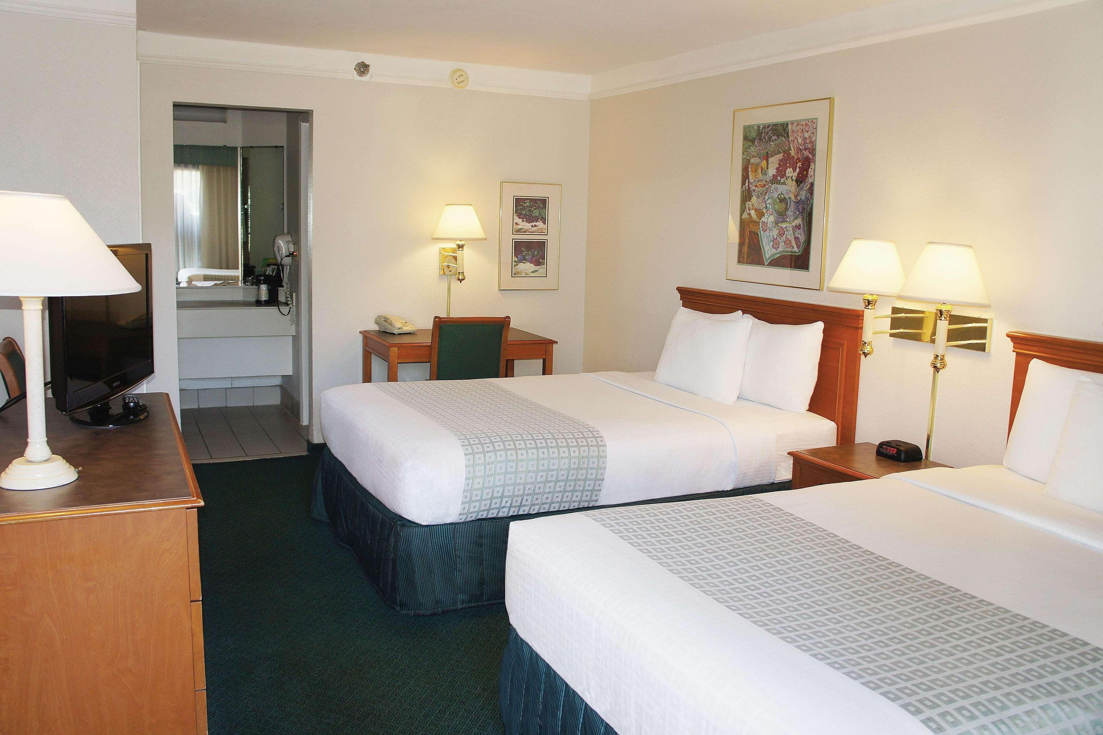 Super 8 By Wyndham Savannah Lodge