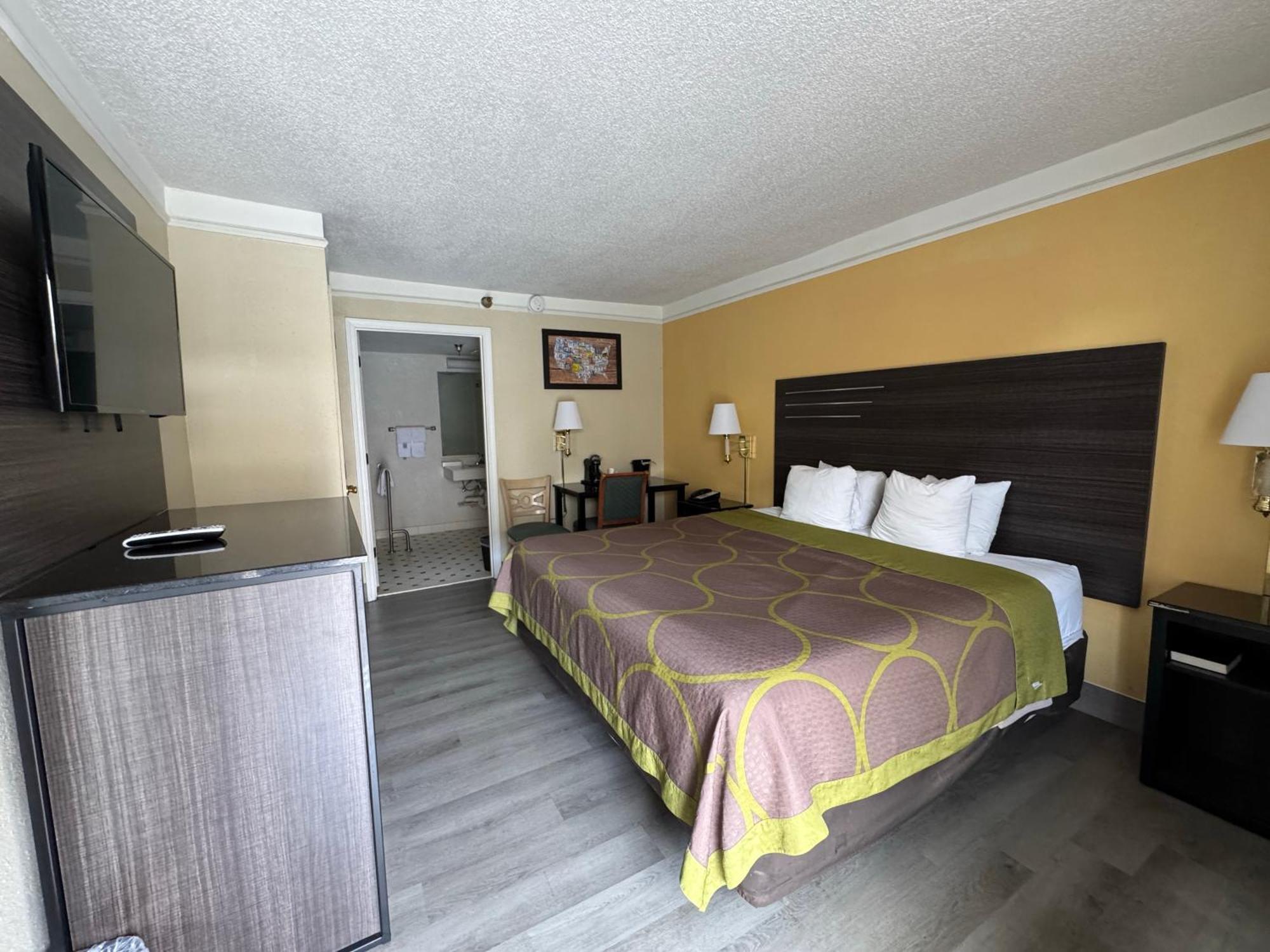 Super 8 By Wyndham Savannah *